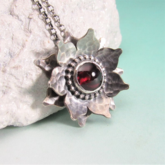 Loookus - Red Lotus Garnet Necklace